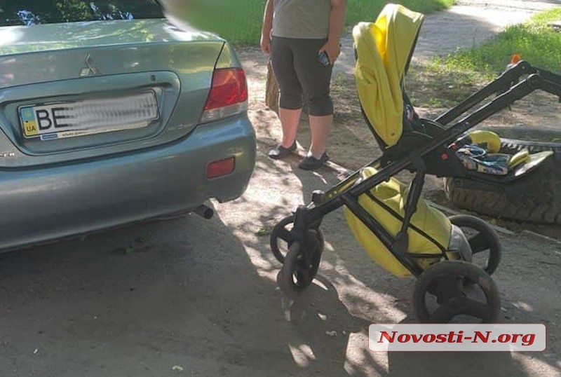 В Николаеве Mitsubishi, сдавая назад, сбил женщину и коляску с годовалым ребенком