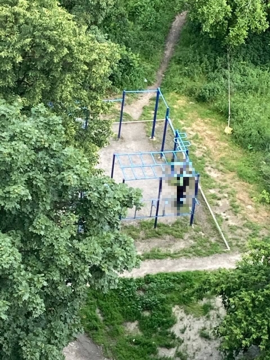 На спортивной площадке в Харькове повесился мужчина