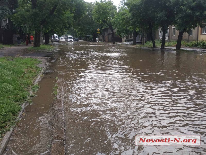 Мощный ливень вновь затопил улицы Николаева. ВИДЕО