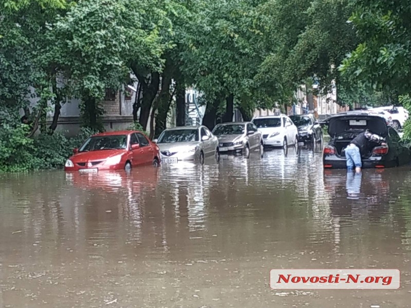 Мощный ливень вновь затопил улицы Николаева. ВИДЕО