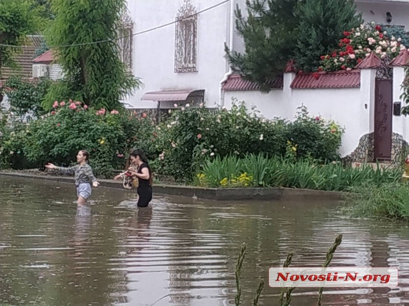 Мощный ливень вновь затопил улицы Николаева. ВИДЕО