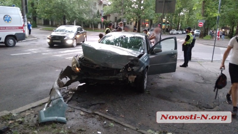 В центре Николаева «Опель» протаранил «Шкоду»: пострадала пассажирка