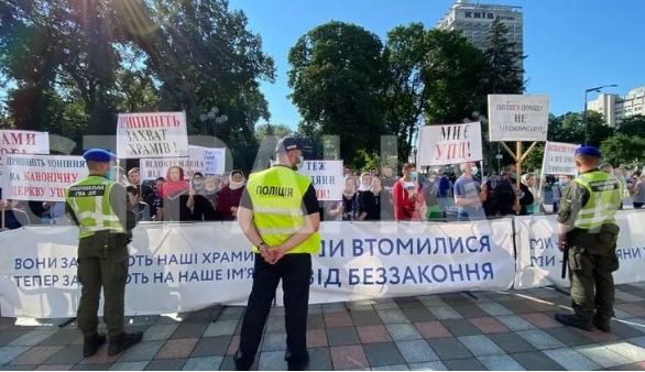 Под Радой в Киеве тысячи верующих устроили молитвенное стояние