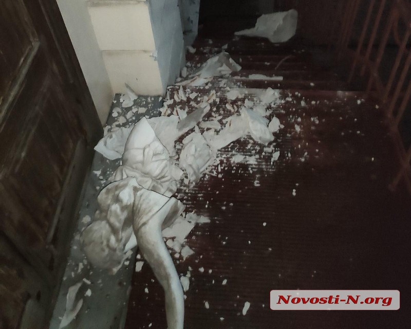В Николаеве ночью вандалы уничтожили статую на здании театра. ВИДЕО