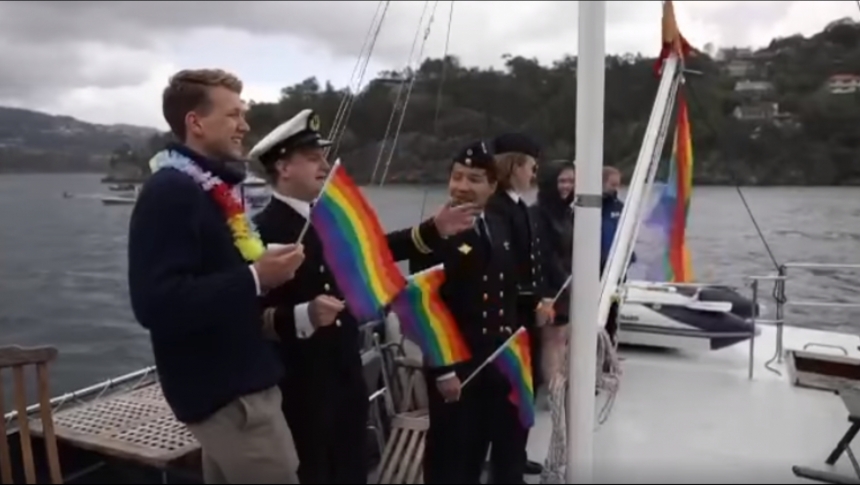 ВМС Норвегии поучаствовали в гей-параде и подняли радужные флаги