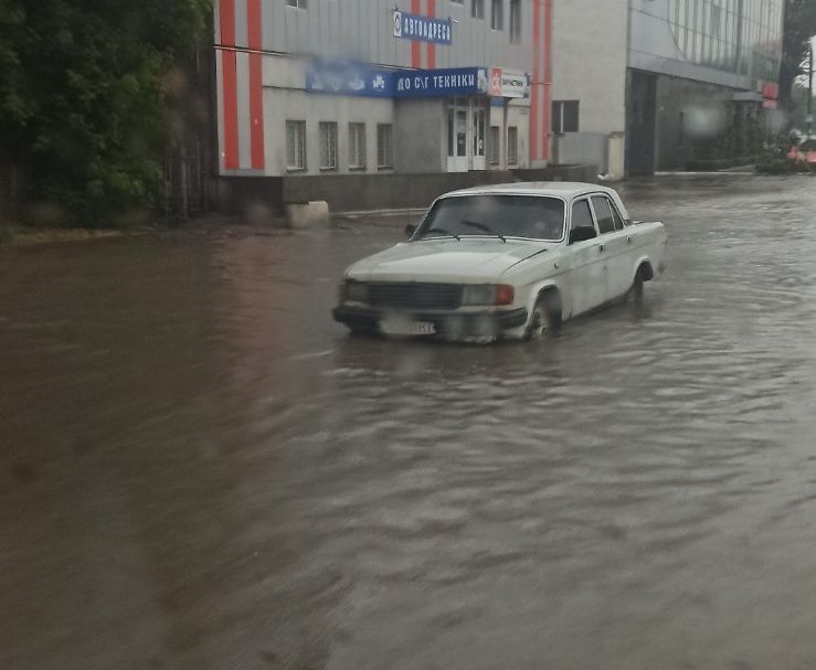 В Николаеве всю ночь идет дождь: улицы начало затапливать