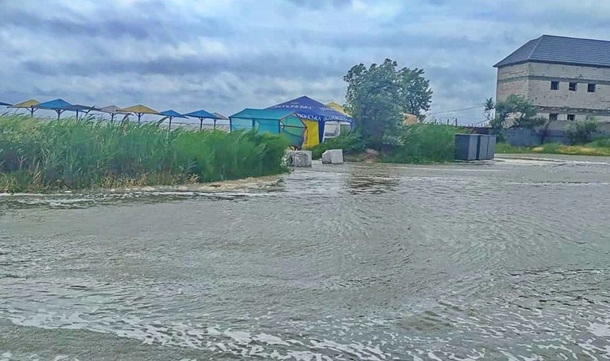 Пляжи на курортах Запорожской области ушли под воду. ФОТО