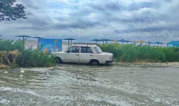 Пляжи на курортах Запорожской области ушли под воду. ФОТО