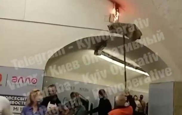 В киевском метро загорелась проводка: пожар тушили шваброй. ВИДЕО