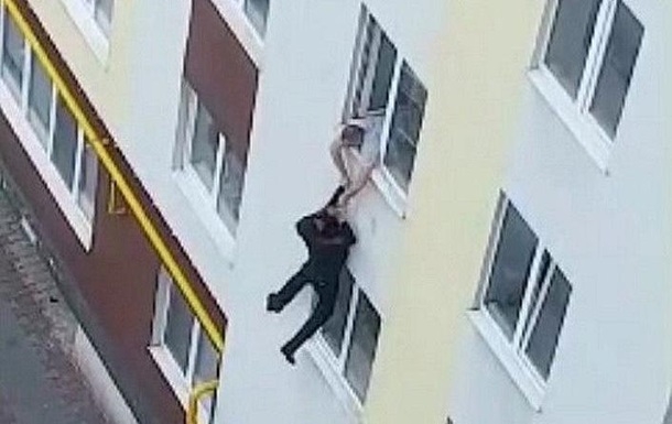 В Волынской области мужчина выпрыгнул из окна четвертого этажа и убежал (видео)