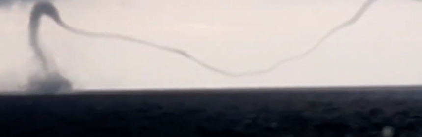В море у берегов Одессы очевидцы засняли два водяных смерча (видео)