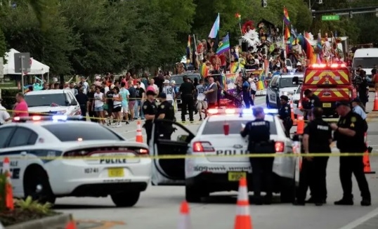 В США пикап на полном ходу врезался в участников гей-парада (видео)