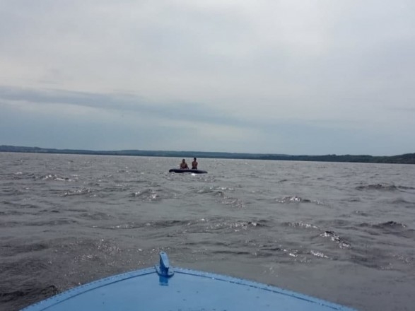 Отдыхали на реке: женщину с ребенком на матрасе унесло на 1,5 км от берега