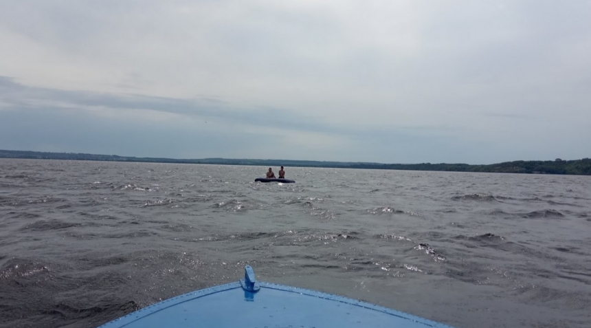 В Черкасской области женщину с ребенком на надувном матрасе отнесло далеко от берега