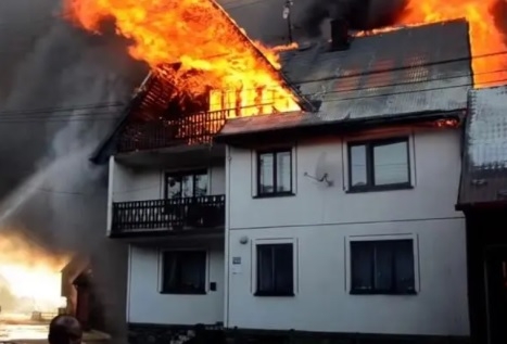 Масштабный пожар в Польше уничтожил жилье более ста человек (видео)