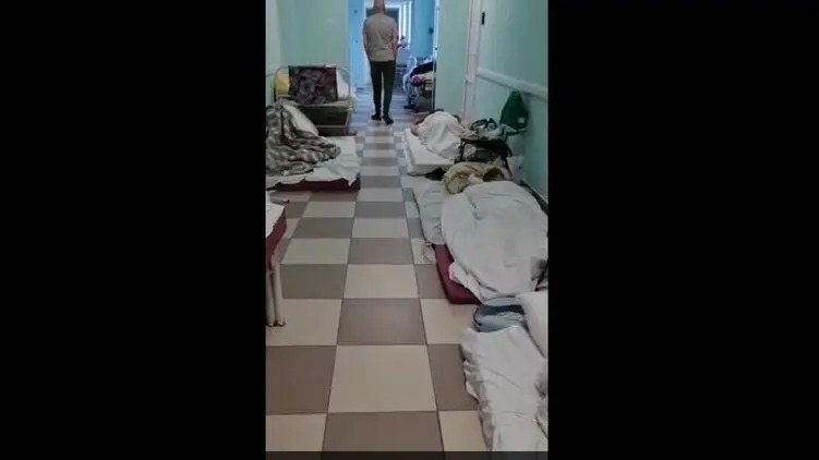В Петербурге больных с «ковидом» кладут на полу в больничных коридорах - нет мест (видео)