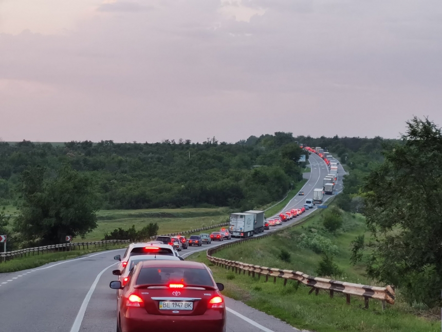 Из-за масштабного ДТП на трассе Одесса-Николаев в пробке застыли сотни автомобилей