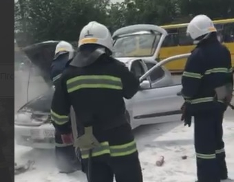 В Николаеве на парковке загорелся «Рено» - тушили водители соседних авто