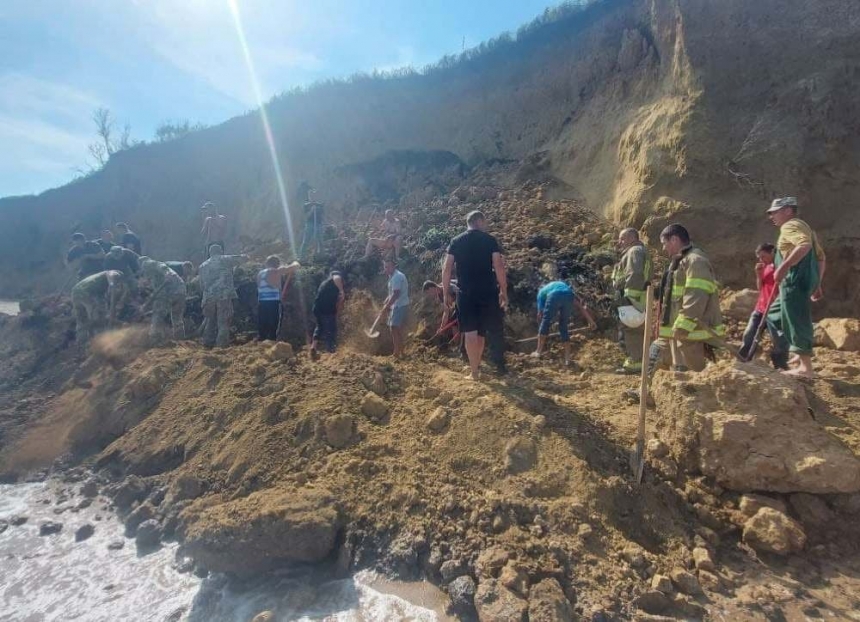 В Одесской области произошел оползень на берегу моря: под землей могут быть люди