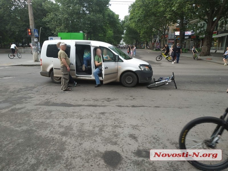 Наезд на велосипедиста в центре Николаева: появилось видео с камеры уличного наблюдения