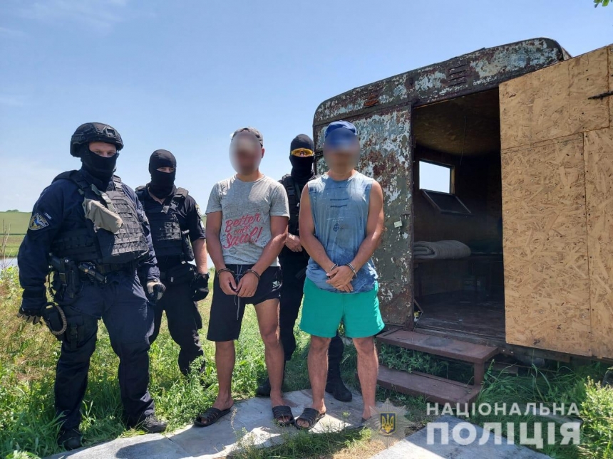 Николаевские оперативники разыскали двух иностранцев, которые год скрывались от следствия