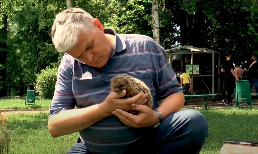 Директор Одесского зоопарка посвятил ежу «оду любви» (видео)