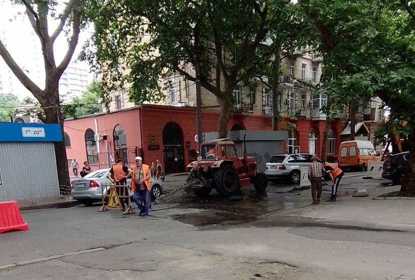В центре Николаева проводят аварийные работы: проспект Центральный частично остался без воды