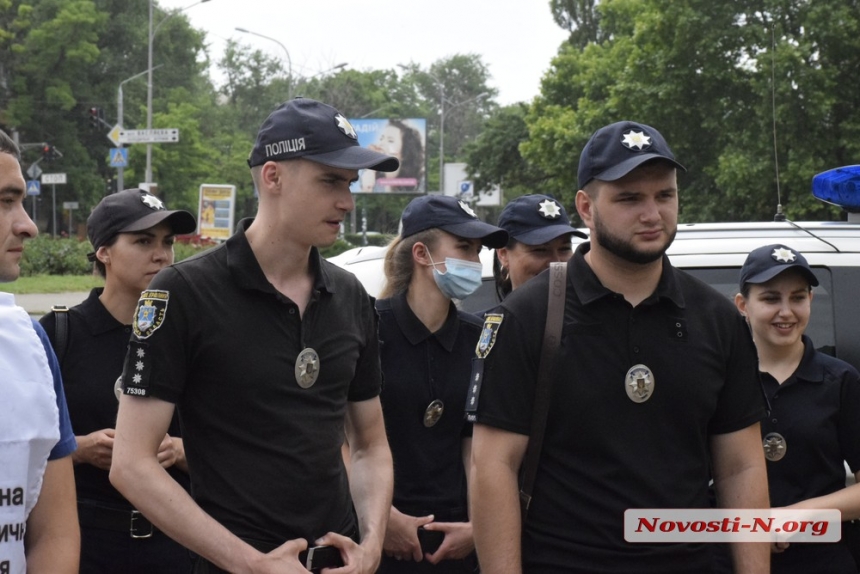 В Николаеве горожане закрасили рекламу сайтов наркотиков (фоторепортаж)