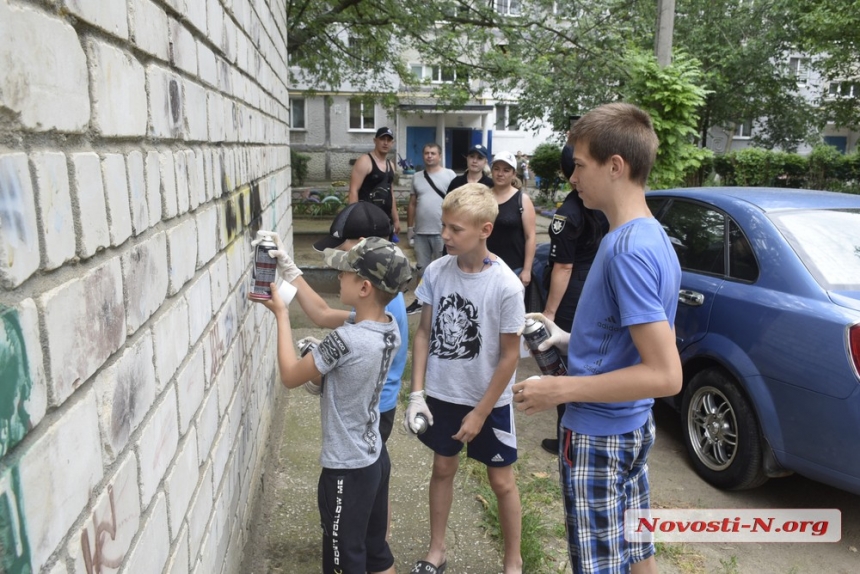 В Николаеве горожане закрасили рекламу сайтов наркотиков (фоторепортаж)