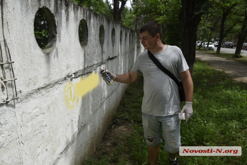 В Николаеве горожане закрасили рекламу сайтов наркотиков (фоторепортаж)