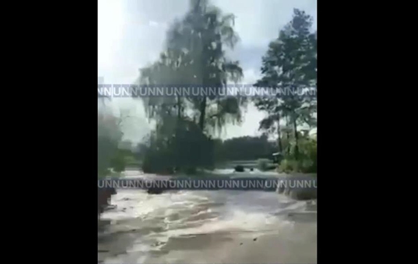 В Киевской области прорвало дамбу (видео)