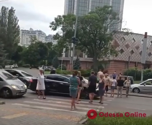 В Одессе жители перекрывали дорогу из-за отсутствия электричества