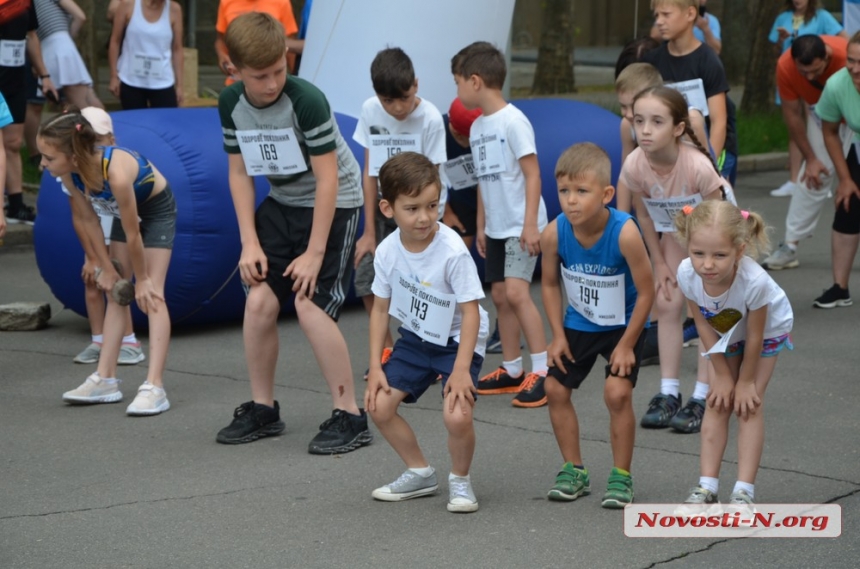 В центре Николаева проходит забег — участвуют дети и взрослые (ФОТО)