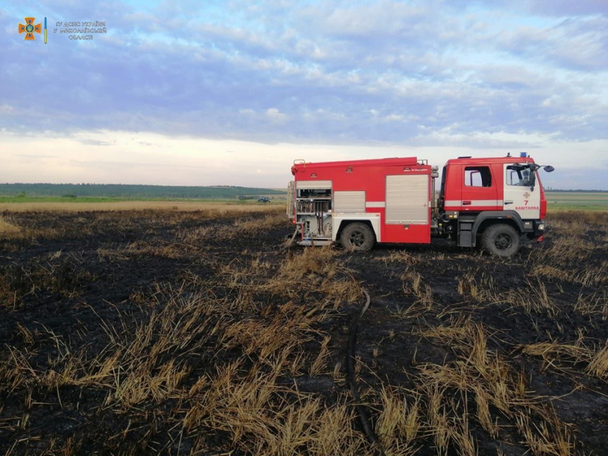 В Николаевской области неизвестные на мопеде подожгли поле ячменя (ВИДЕО)