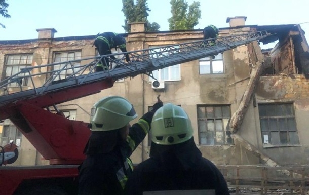 В Одессе обрушилась часть здания завода