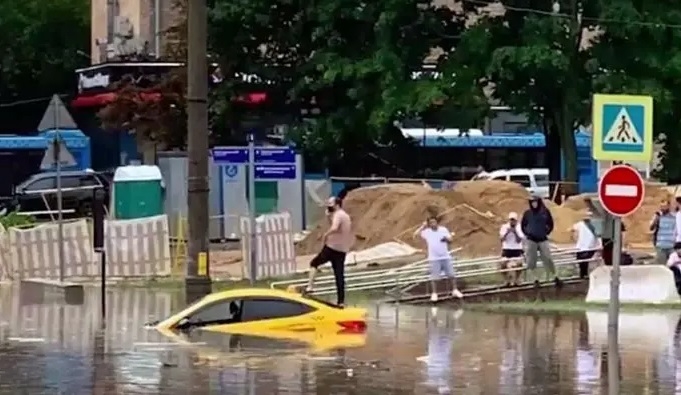 Москва после ливня ушла под воду (видео)