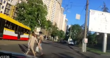 В Одессе мотоциклист «зацепил» беременную на переходе