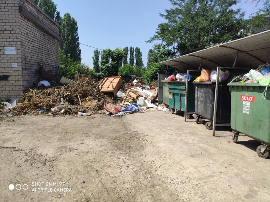 В Николаеве в праздничные дни город засыпало мусором (фото)
