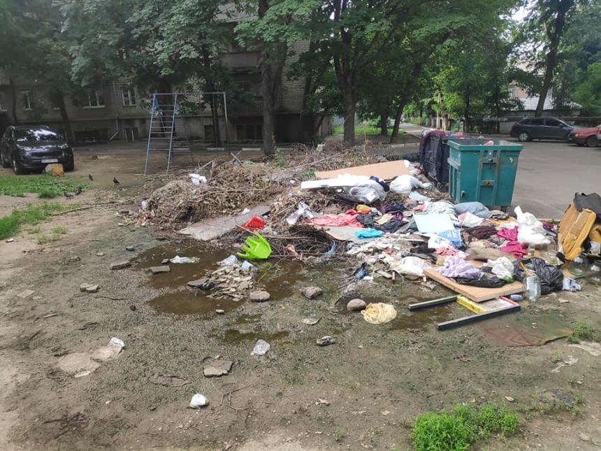 В Николаеве в праздничные дни город засыпало мусором (фото)