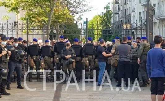 На митинге под Офисом президента Зеленскому «объявили подозрение» в госизмене