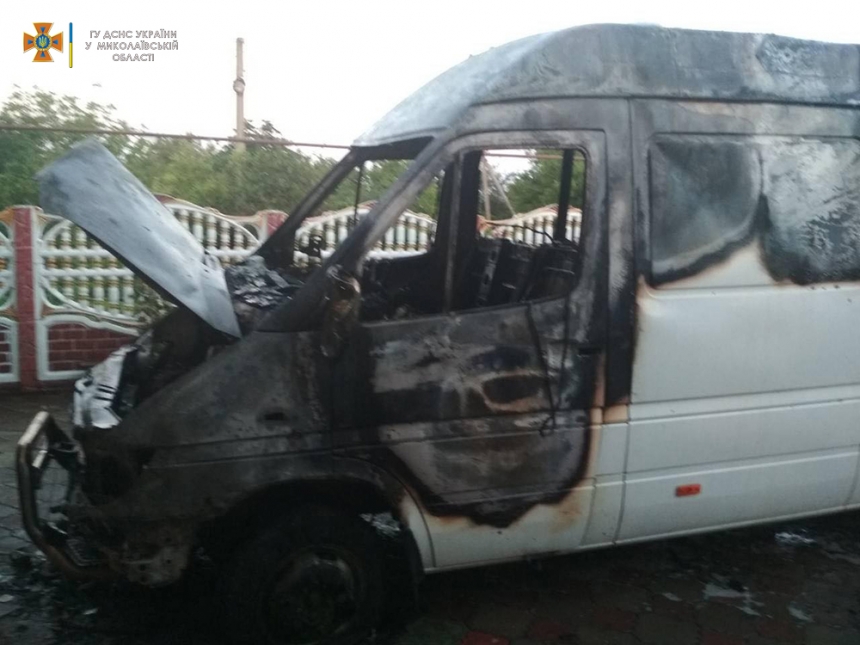 В Николаевской области ночью сгорел Mercedes