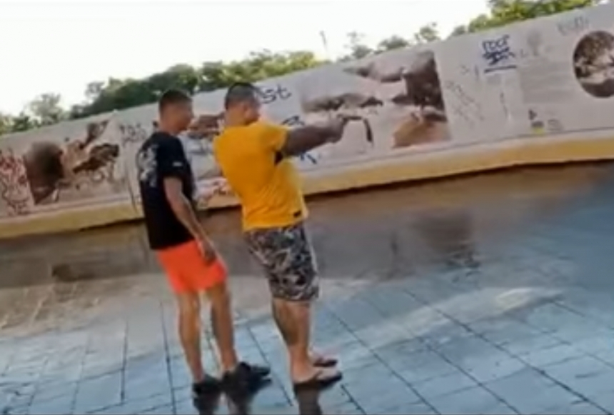 Двое пьяных в центре Одессы устроили стрельбу (видео)