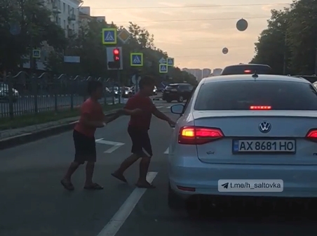 В Харькове маленькие ромы-попрошайки начали всерьез раздражать автомобилистов (видео)