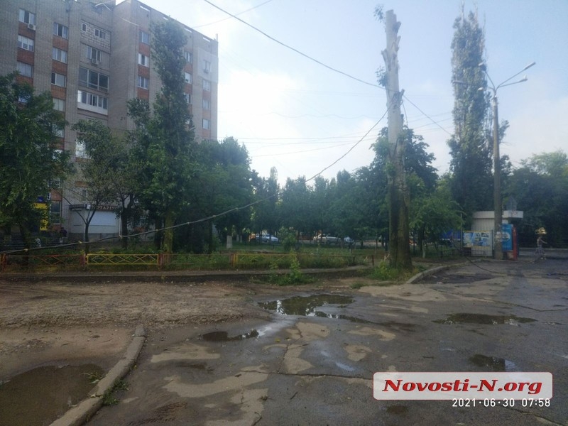В Корабельном районе Николаева ночью бушевала непогода: повалены деревья, оборваны провода