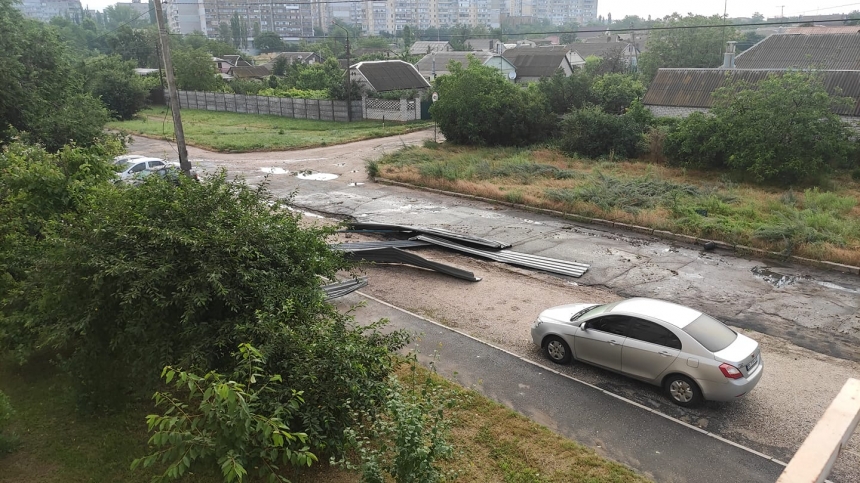 В Корабельном районе Николаева ночью бушевала непогода: повалены деревья, оборваны провода. ОБНОВЛЕНО