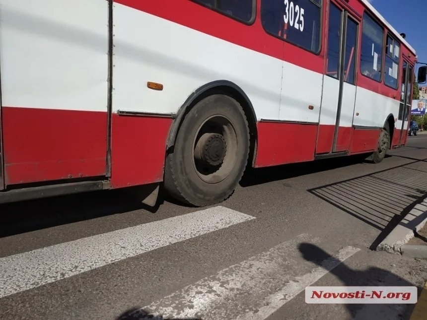 В Николаеве пенсионерка сломала ногу в троллейбусе — пострадавшую госпитализировали