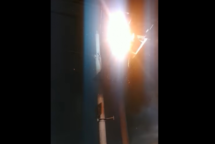 В Николаеве молния ударила в электроопору на Ингульском мосту — возник пожар (видео)