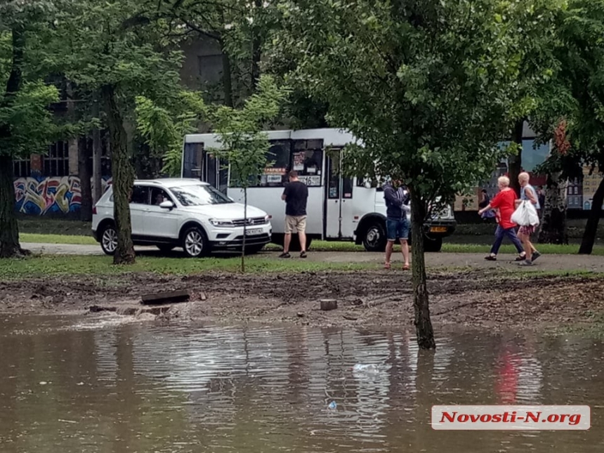 В Николаеве прошел сильный ливень, местами с градом - часть улиц затопило (фото, видео)