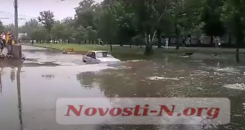 В Николаеве владелец авто рискнул и «поплыл» по «Дормашине» (видео)