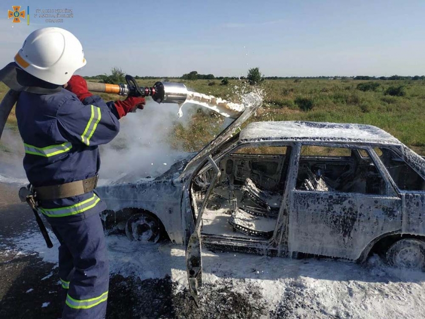 В Николаевской области на полевой дороге во время движения загорелся ВАЗ